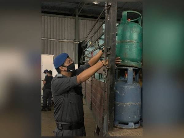 KPDNHEP Kuala Lumpur menyerbu sebuah gudang penyimpanan LPG bersubsidi di Selayang, Kuala Lumpur semalam.
