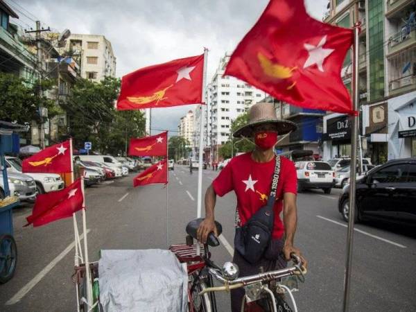 Sebuah beca dihiasi dengan bendera parti Liga Untuk Demokrasi Kebangsaan di Yangon pada 7 September lalu. - Foto AFP