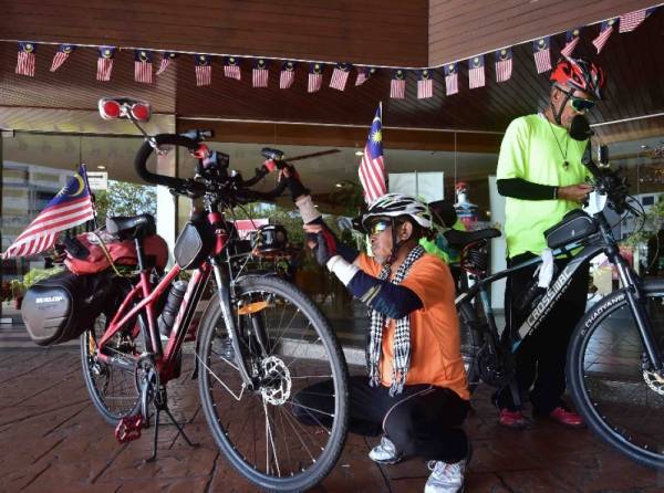 Ishak (kanan) dan Md Nasir ketika tiba di Primula Beach Hotel, Kuala Terengganu dalam misi menyempurnakan perjalanan Kembara Merdeka 2020.