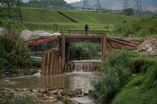 Keadaan semasa Sungai Gong selepas mengalami insiden pencemaran bau di kawasan perindustrian Sungai Gong, Rawang yang mengakibatkan hampir 1.2 juta akaun pengguna sekitar Lembah Klang mengalami gangguan bekalan air. - Foto Bernama