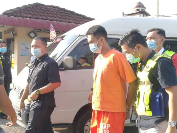 Mohd Rozaimy dihadapkan ke Mahkamah Majistret Sungai Siput kerana membunuh rakannya di sebuah rumah di Kampung Jalong, di sini, hari ini.