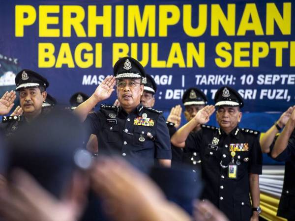 Ketua Polis Kelantan DCP Shafien Mamat (dua, kiri) hadir pada Majlis Perhimpunan Bulanan di Ibu Pejabat Polis Kontinjen (IPK) Kelantan hari ini. - Foto Bernama