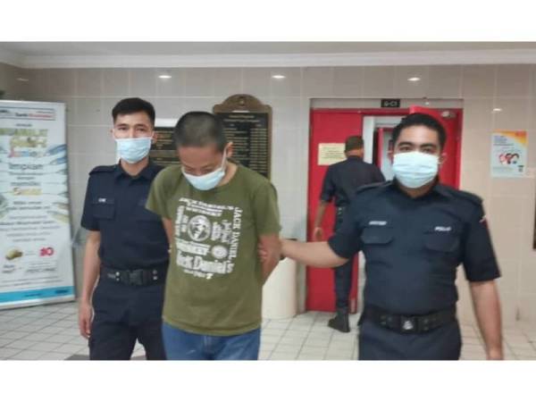 Tertuduh terlepas daripada hukuman gantung selepas Mahkamah Tinggi Kuala Terengganu hari ini menggugur dan meminda tuduhan mengedar dadah jenis heroin dan methamphetamine terhadapnya, tahun lalu.