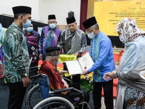 Yang di-Pertuan Agong Al-Sultan Abdullah Ri’ayatuddin Al-Mustafa Billah Shah dan Raja Permaisuri Agong Tunku Hajah Azizah Aminah Maimunah Iskandariah (kanan) berkenan mengurniakan Rumah Wilayah Prihatin Kepada 54 Penerima Terpilih di Kompleks Komuniti Muhibbah, Bukit OUG hari ini. - Foto Bernama