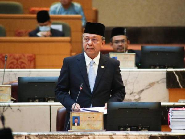Hasni menjawab soalan lisan pada Mesyuarat Kedua Penggal Persidangan Ketiga Sidang DUN Johor ke-14 di Bangunan Sultan Ismail, Kota Iskandar, Iskandar Puteri. - Foto ihsan Unit Media Dan Komunikasi Pejabat Menteri Besar Johor