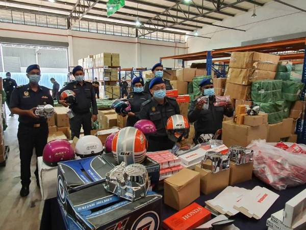 Peter (tengah) bersama anggota penguat kuasa KPDNHEP menunjukkan barang yang dirampas pada sidang akhbar di Bukit Mertajam hari ini.