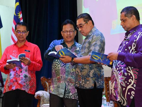 Muslimin Yahaya (kiri) mendengar penerangan daripada Pengarah Institut Aminuddin Baki Cawangan Genting Highlands, Zainuren Mohd Nor (dua, kiri) pada Majlis Perasmian Penutupan Kolokium Kepimpinan Pendidikan Majlis Guru Besar Selangor di Institut Aminuddin Baki Cawangan Genting Highlands hari ini. - Foto Bernama