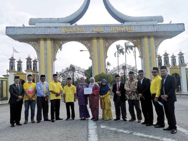 Hamidah (tujuh dari kanan) bersama ahli Putra menghantar dua memorandum kepada pihak istana dan pejabat Menteri Besar di lokasi berasingan di Pekan dan Kuantan hari ini.