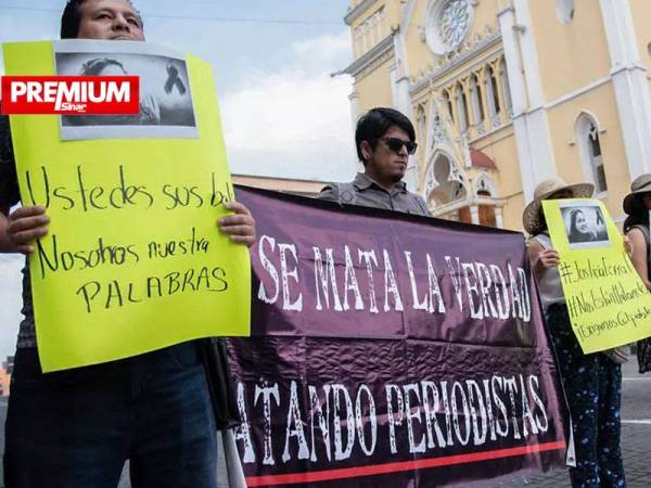 Gambar fail menunjukkan para wartawan membantah pembunuhan rakan sekerja mereka, Maria Elena Ferral dalam satu tunjuk perasaan di negeri Veracruz pada 1 April lalu. - Foto AFP