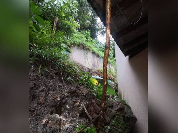 Keadaan runtuhan cerun yang terkena pada tebing rumah di Kampung Tengah, Gombak, Kuala Lumpur hari ini.