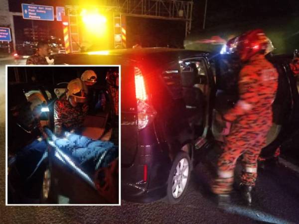Anggota bomba mengeluarkan seorang mangsa yang meninggal dunia dalam kereta selepas terbebas ke bahagian tengah pembahagi jalan di Jalan Pantai, Kampung Bakar Batu, Johor Bahru malam tadi.
