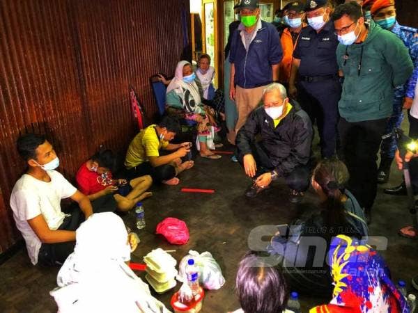 Annuar bertemu penduduk Kampung Bharu yang ditempatkan di pusat pemindahan banjir di Kelab Sultan Sulaiman semalam. 