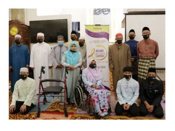 Zulkifli (berdiri, tiga dari kanan) bergambar bersama bekas pesakit kanser selepas majlis pelancaran Kempen Reben Emas di Masjid Ibn Khaldun, Sungai Besi semalam.