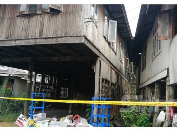 Keadaan dua buah rumah jiran yang turut terbakar dalam kejadian di Kampung Losong Haji Awang, Kuala Terengganu pagi tadi.