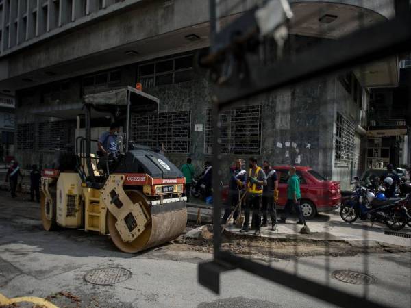Petugas DBKL giat melakukan kerja-kerja penyelenggaraan di kawasan mengalami banjir kilat berikutan hujan lebat melanda ibu kota petang semalam ketika tinjauan hari ini. - Foto Bernama
