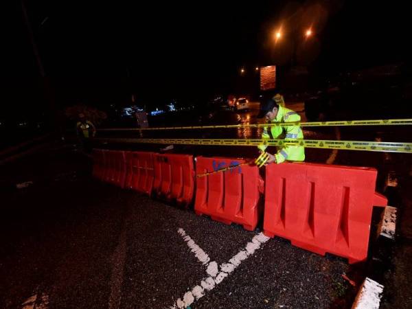 Anggota polis dari Ibu Pejabat Polis Daerah Kota Setar melakukan SJR berikutan pelaksanaan Perintah Kawalan Pergerakan Diperketatkan (PKPD) di Daerah Kota Setar bermula 12.01 tengah malam tadi sehingga 25 September. - Foto Bernama