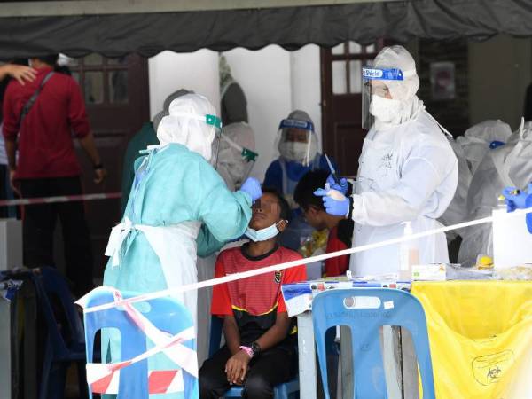 Guru dan pelajar Kolej Sultan Abdul Hamid menjalani saringan COVID-19 di dalam kawasan sekolah berikutan penularan wabak berkenaan di Daerah Kota Setar, hari ini. - Foto Bernama