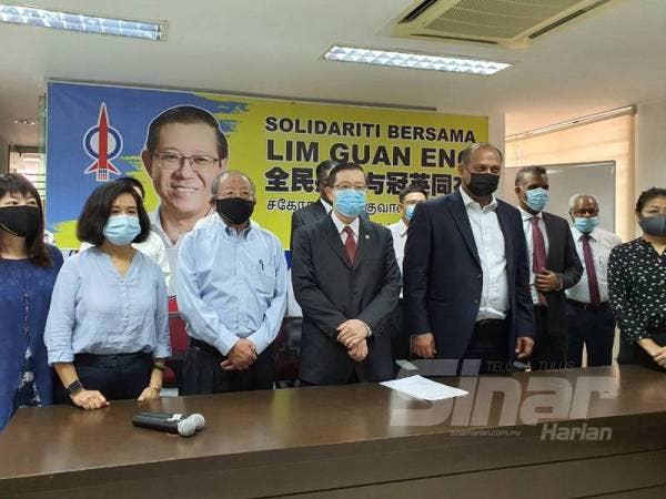 Guan Eng bersama barisan peguamnya pada sidang media yang diadakan di Butterworth pagi tadi.