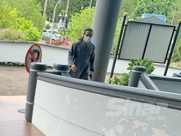 Samzy Fuzette keluar dari Mahkamah Majistret Ayer Keroh Melaka hari ini selepas menghadapi pertuduhan memberikan kepada diri sendiri dadah jenis ekstasi pada Mac lalu.