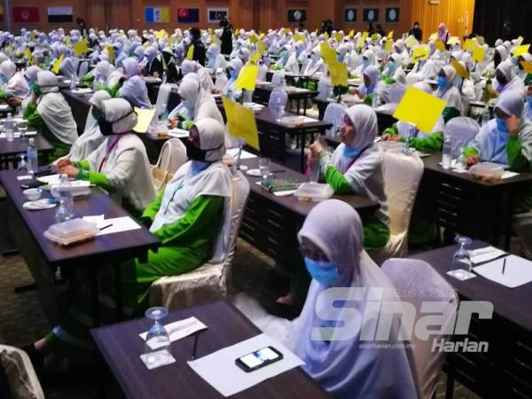 Penggerak Dewan Muslimat Pas seluruh negara yang hadir pada Muktamar Tahunan Dewan Muslimat Pas Kali ke-60 malam tadi.