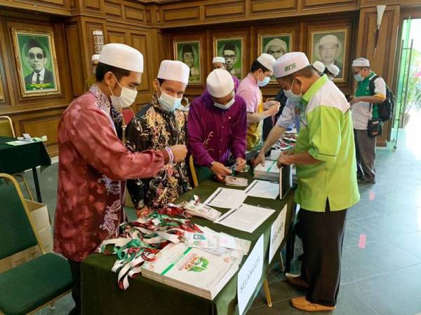 Perwakilan diminta untuk mendaftar dan melakukan pemeriksaan suhu sebelum dibenarkan masuk dewan utama.