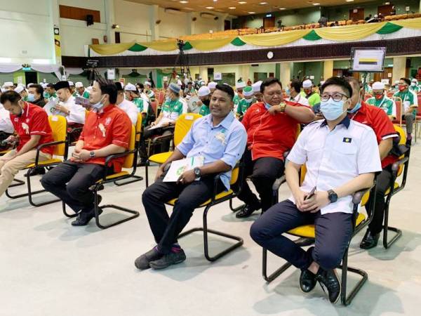 Antara wakil MCA dan MIC yang hadir Muktamar Pemuda Pas di PUTIK hari ini.