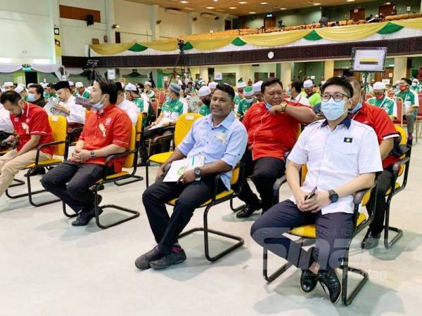 Antara wakil MCA dan MIC yang hadir pada Muktamar Pemuda Pas di Pusat Tarbiah Islamiah Kelantan (Putik), Kota Bharu hari ini.