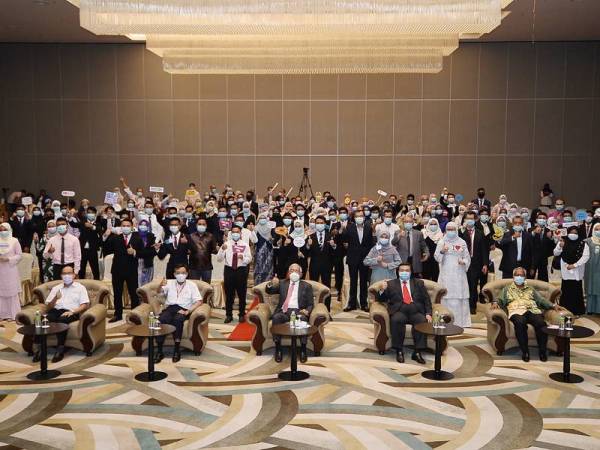 Mahdzir (tengah) dan Amir Hamzah (dua dari kanan) bersama pengurusan YTN dan pelajar yang menerima Biasiswa YTN 2020 di BACC, Bangi Khamis lalu. Foto: ROSLI TALIB