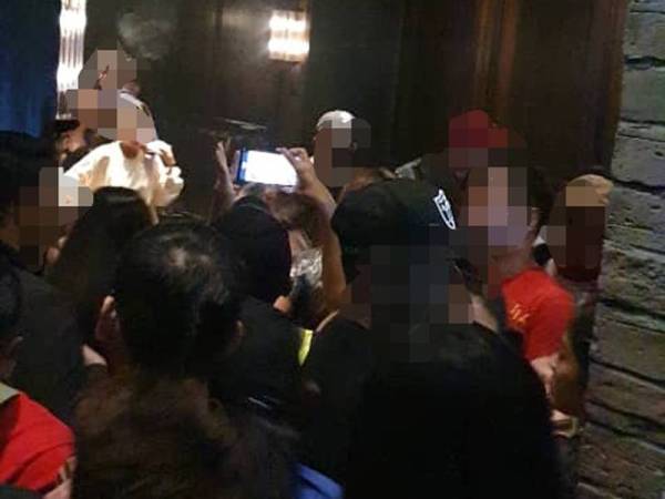 Polis menyerbu sebuah pusat hiburan di Bukit Bintang, Kuala Lumpur tengah malam tadi.