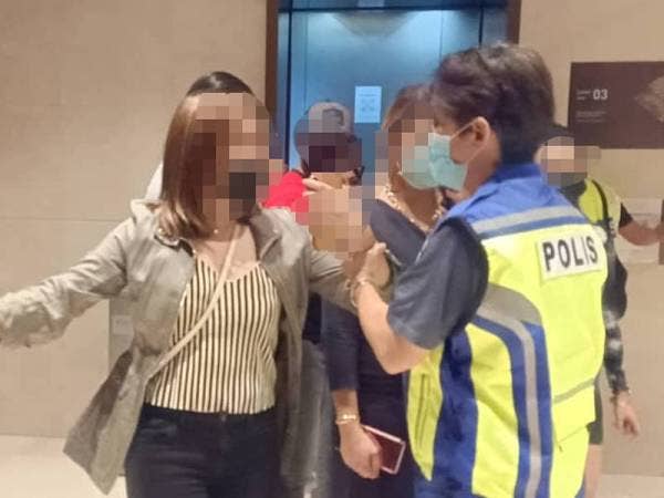 Polis menyerbu sebuah pusat hiburan di Bukit Bintang, Kuala Lumpur tengah malam tadi.