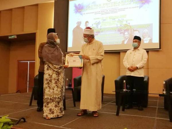 Normah Hanum menerima sijil pengiktirafan sebagai Ikon Rumah Ngaji Negeri Perak daripada Zulkifli sempena Nadwah Penyelarasan Sekretariat NGO Dakwah Islam Perak di Hotel Casuarina @ Meru di sini hari ini.