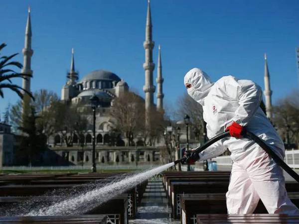 Sanitasi dilakukan di kawasan sekitar Blue Mosque. Gambar hiasan.