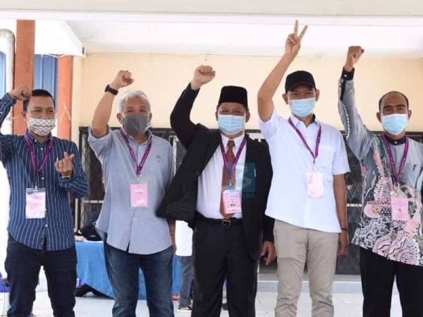 Bung (dua dari kiri) bersama empat calon lain yang akan merebut kerusi di DUN Lamag pada PRN Sabah.