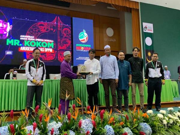 Anugerah Anak Muda (Media Sosial) kali ini diberikan kepada Mr Kokom di atas kejayaannya yang memberangsangkan dalam industri tersebut.