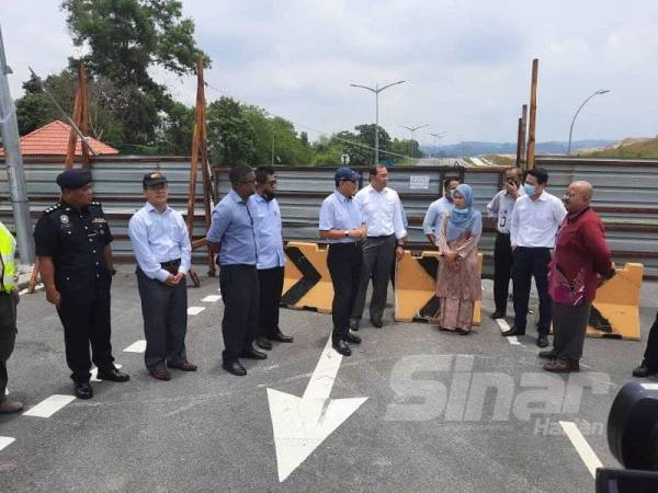 Khairuddin (enam dari kanan) bersama Izham (tujuh dari kanan) ketika meninjau lokasi laluan baharu di Saujana Utama, Sungai Buloh semalam.