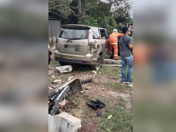 Keadaan kenderaan dinaiki enam beranak yang terbabas dan masuk ke dalam longkang di Jalan Kampung Koh-Ayer Tawar, Sitiawan di sini hari ini.
