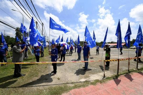 Sebahagian penyokong parti mematuhi peraturan penjarakan fizikal sewaktu hadir memberi sokongan kepada calon Dewan Undangan Negeri bagi kawasan Lamag pada hari penamaan calon sempena Pilihan Raya Negeri Sabah di Dewan Sri Lamag hari ini. -Foto: Bernama