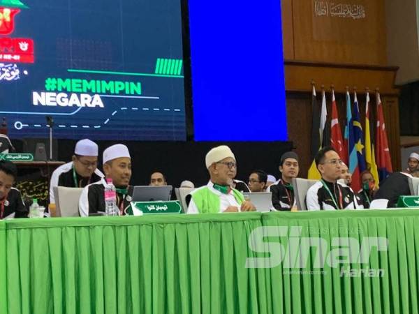 Presiden Pas, Datuk Seri Abdul Hadi Awang (tengah) tiba jam 3.45 petang tadi bagi mengikuti Muktamar Pemuda Pas di PUTIK di sini hari ini.