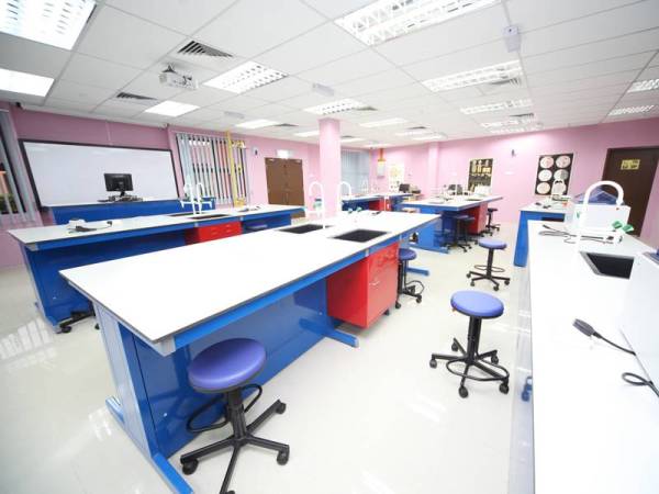 Makmal sains perubatan bagi memberi keselesaan kepada penuntut melakukan aktiviti pembelajaran di AMU.