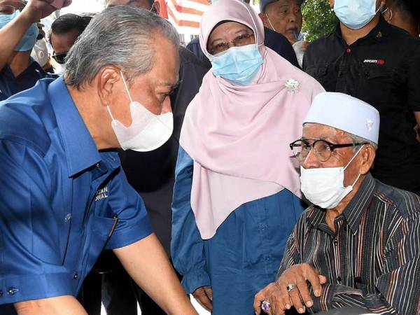 Muhyiddin mendengar ucapan terima kasih daripada seorang warga emas, Haji Alip dari Kampung Bolong Lama atas bantuan Pakej Rangsangan Ekonomi Prihatin Rakyat (Prihatin) oleh kerajaan ketika bertemu Perdana Menteri di Kedai Kopi Sri Rasa Tuaran semalam. - Foto Bernama