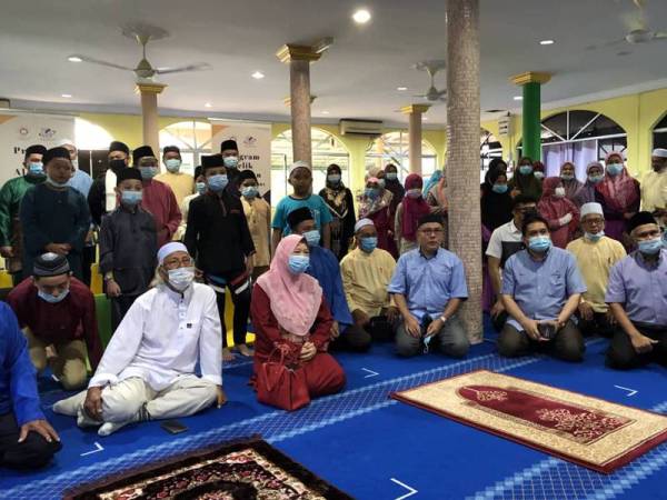 Azizah dan Pegawai Eksekutif YPM, Mohd Amran Mohd Ariffin serta Mat Zailani bersama peserta progam Celik Al-Quran di Masjid Kampung Limbawang, Beaufort, Sabah baru-baru ini.