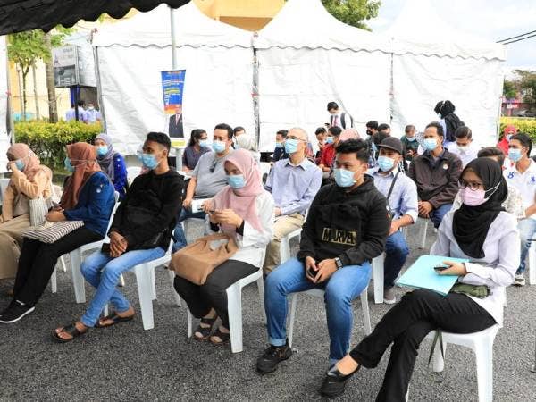 Antara pencari kerja yang menghadiri Karnival PenjanaKerjaya Kementerian Sumber Manusia Hulu Selangor 2020 di Dewan dan Auditorium Dato’ Abd Hamid, Batang Kali, Selangor semalam.