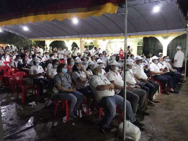 Antara penduduk yang hadir pada Program Santai Bersama Calon Parti Warisan Sabah di Kampung Ramayah, Penampang semalam.