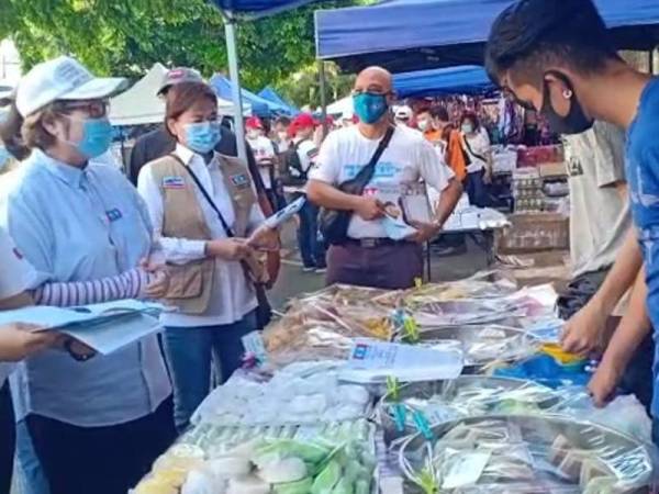 Calon PKR DUN Api-Api, Datuk Christina Liew ketika bertemu peniaga di Tamu Jalan Gaya pagi tadi.