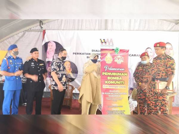 Zuraida (Tiga dari kanan) melancarkan gimik perasmian pada Program Dialog Prihatin Perikatan Nasional dan Pelancaran Bomba Komuniti Zon Selangor Utara di Dataran Pantai Batu 23 Sungai Nibong di sini hari ini.