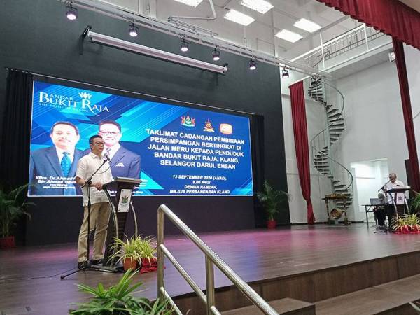 Datuk Teng Chang Kim ketika berucap pada taklimat cadangan pembinaan persimpangan bertingkat di Jalan Meru kepada penduduk Bandar Bukit Raja bertempat di Dewan Hamzah MPK, Klang hari ini.
