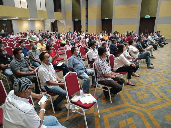 Penduduk yang hadir pada taklimat cadangan pembinaan persimpangan bertingkat di Jalan Meru kepada penduduk Bandar Bukit Raja bertempat di Dewan Hamzah MPK, Klang hari ini.