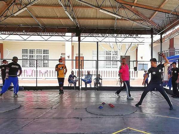 Aksi pada program Terengganu Gasing Championship 2020 di gelanggang gasing JKKN Terengganu, Kuala Terengganu semalam.