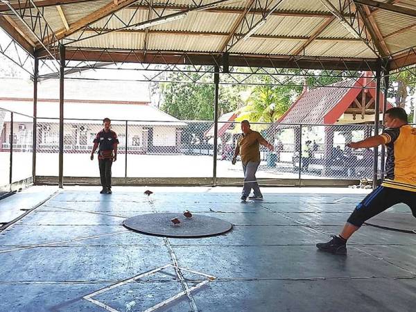 Aksi pada program Terengganu Gasing Championship 2020 di gelanggang gasing JKKN Terengganu, Kuala Terengganu semalam.
