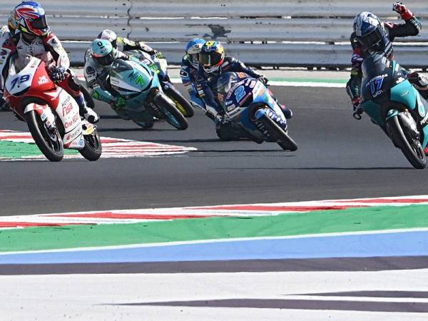 McPhee (kanan) meraikan kejayaan menjuarai kategori Moto3 GP San Marino hari ini.